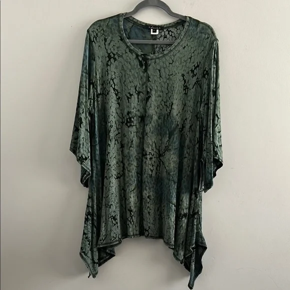 Dunia, Woman’s Size XL Asymmetrical Green Tunic Top - Picture 9 of 10